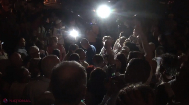 VIDEO // Sute de oameni se bucură în fața sediul PDA: „Bravo, Chișinău!”