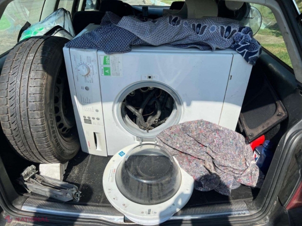 FOTO // „Mașină de spălat cu VALVE” – noua găselniță a unui moldovean. Bărbatul a camuflat un MOTOR de automobil într-o mașină de spălat veche, pe care a încercat să-l introducă fraudulos în R. Moldova