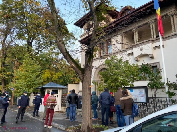 FOTO // Cetățenii R. Moldova care votează peste hotare au luat cu ASALT secțiile de vot: „La Frankfurt - 300 de persoane la ora 7.10”; La București durează „30 de minute să votezi”