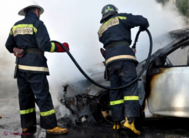 „Mercedes” distrus de flăcări într-o curte de la Ciocana