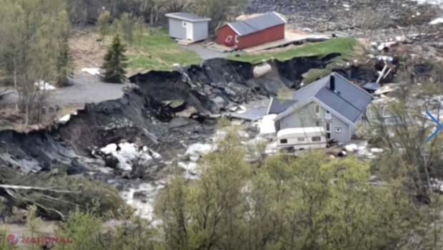 VIDEO // Momentul în care o parte dintr-un sat este ÎNGHIȚIT de ape din cauza unei alunecări de teren