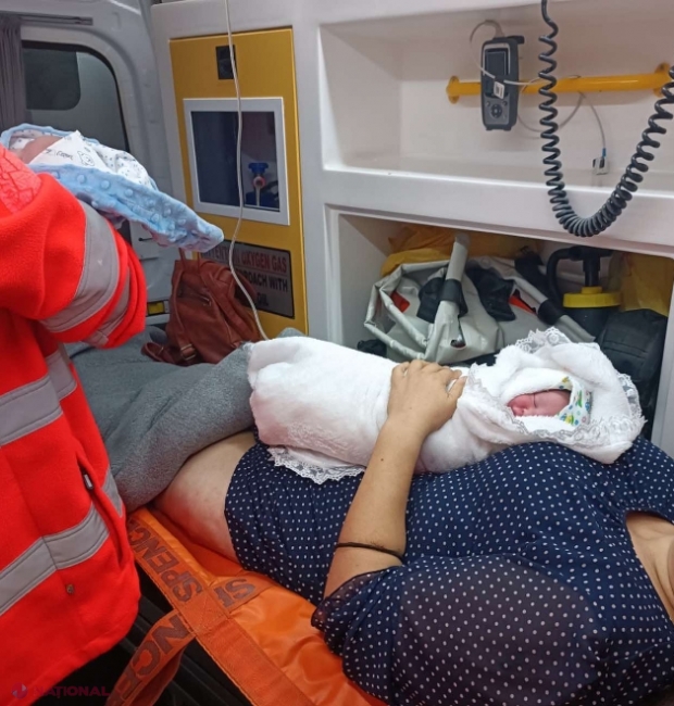 Doi băieței gemeni nu au avut răbdare să ajungă la spital și s-au născut acasă, la Cotiujenii Mari