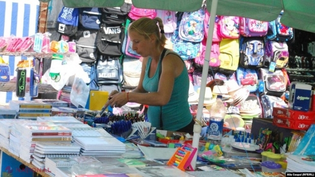 Mii de familii sărace din Chișinău vor primi câte 700 de lei pentru a-și pregăti copiii de școală