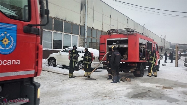 VIDEO // Incendiu în Chișinău: Un depozit cu mai multe mașini în interior, în FLĂCĂRI