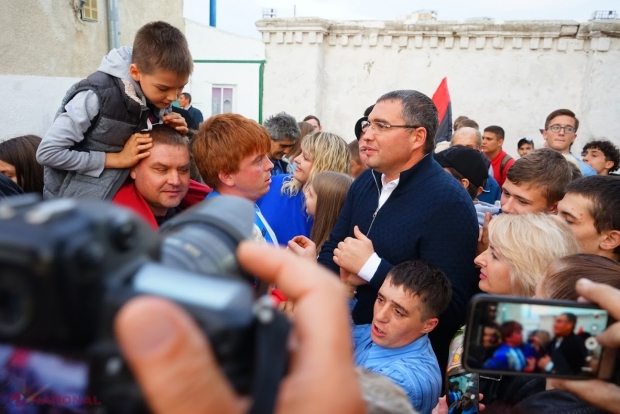 FOTO // Peste 3 000 de oameni au venit la LANSAREA lui Renato Usatîi și a echipei sale în cursa electorală pentru Bălți: „Bălțiul este un oraș deosebit, unde locuiesc oameni deosebiți. Vă mulțumesc că nu ați trădat”