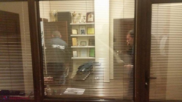 FOTO // Percheziții la sediul PLDM și acasă la Vlad Filat: „Se caută probabil schițe de DISCURSURI”