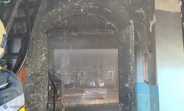 FOTO // Biserica „Minunea Arhanghelului Mihail” din Parcani, Soroca, cuprinsă de FLĂCĂRI. Pompierii au reușit să împiedice extinderea flăcărilor în altar