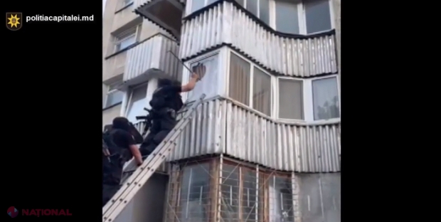 VIDEO // Chișinău: Și-a înjunghiat vecinul și s-a baricadat în apartamentului acestuia. Polițiștii au intrat pe fereastră ca să-l rețină