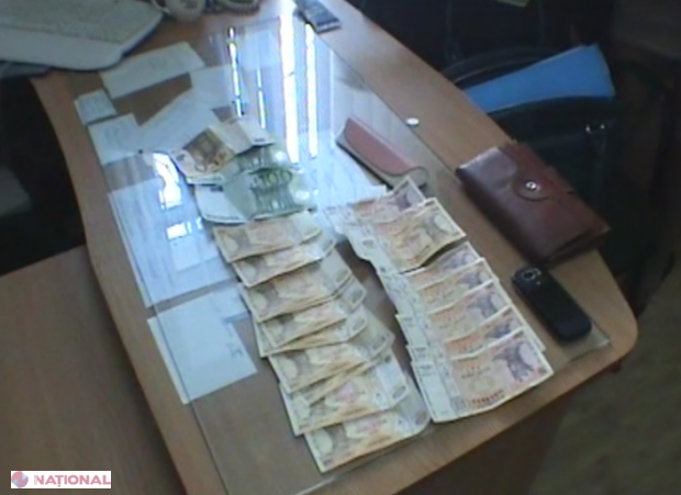 Trei poliţişti din cadrul INP, prinși cu „mita-n sac”