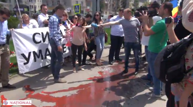 VIDEO // Sânge, bani și „teroriști”, în fața Ambasadei Federației Ruse la Chișinău