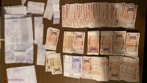 VIDEO // Au participat DEGEABA la mitingurile Partidului „Șansă”: Persoana care tocmai primise banii și a început să-i repartizeze celor „cu ziua” la proteste, ridicată pe sus de oamenii legii. Peste 192 de mii de lei și liste cu nume concrete