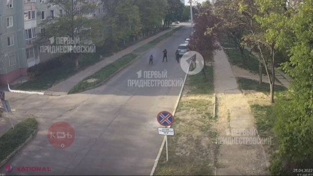 VIDEO // Primele IMAGINI cu inșii care au tras din lansatoare de GRENADE RPG-22 și RPG-27 asupra sediului „mgb” de la Tiraspol. Aceștia au ieșit dintr-o mașină, au lansat grenadele și au aruncat pe jos dispozitivele