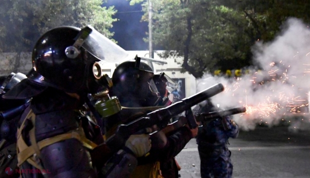 PROTESTE în Kîrgîzstan cu un mort, 590 de răniți și foc la Președinție: Manifestanții au pătruns în Guvern și sediul Președinției