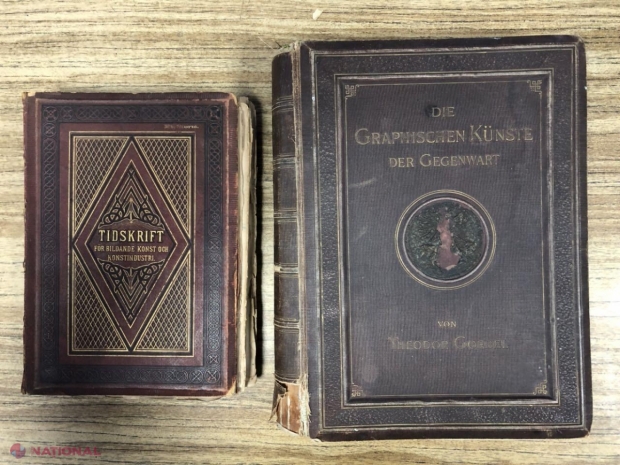 Două cărți vechi de peste 100 de ani, ascunse sub scaunul unuia dintre pasagerii care se întorceau acasă din Danemarca
