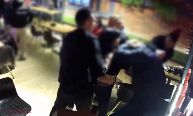 VIDEO +18 // Imagini terifiante într-un restaurant din Chișinău. Un bărbat a fost ÎNJUNGHIAT în spate de față cu mai mulți clienți
