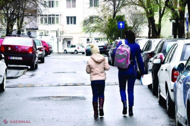 AVERTISMENTUL psihologilor: părinții tip „cloșcă” pun în PERICOL viitorul copiilor