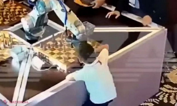 Un robot a rupt degetul unui copil, în timpul unui campionat de șah: „Asta nu este bine”