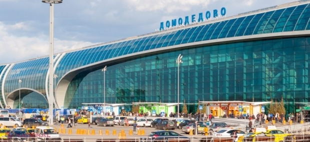 Jaf ca-n filme la un aeroport din Moscova. Bărbați înarmați cu MITRALIERE au furat saci cu 4 000 000 de dolari