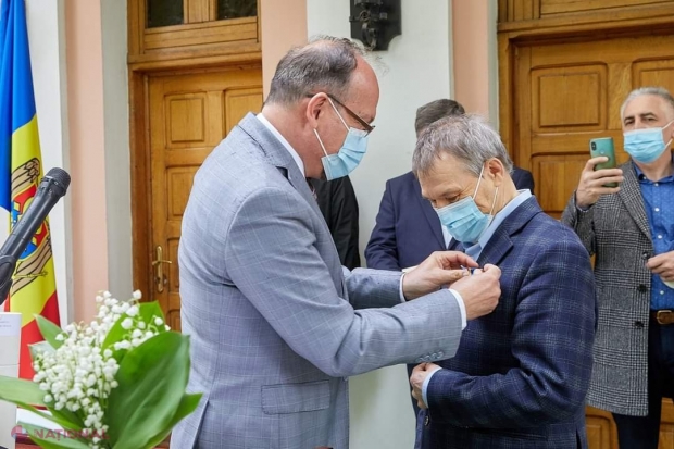 FOTO // Medaliile „Centenarul Marii Uniri”, conferite de președintele Klaus Iohannis, au ajuns la Nicolae Negru, Ion Negrei, Vlad Mischevca și Gheorghe Cojocaru: „Promotori ai adevărului istoric”