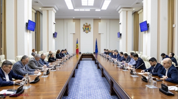 CRIZĂ // Premierul Dorin Recean le cere companiilor să-și adapteze producerea pentru a reduce consumul de energie electrică în orele de vârf, când prețurile sunt duble: „Guvernul va veni săptămâna viitoare cu un program de compensații”