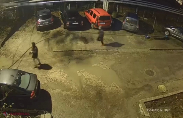 VIDEO // Două persoane au fost ATACATE și deposedate de bunuri în Chișinău. Printre JEFUITORI este și un copil de 14 ani