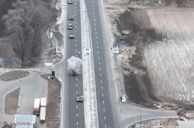 VIDEO // O altă coloană de TANCURI și blindate, distrusă de militarii ucraineni. Soldații ruși au părăsit tehnica militară și fugeau în toate părțile