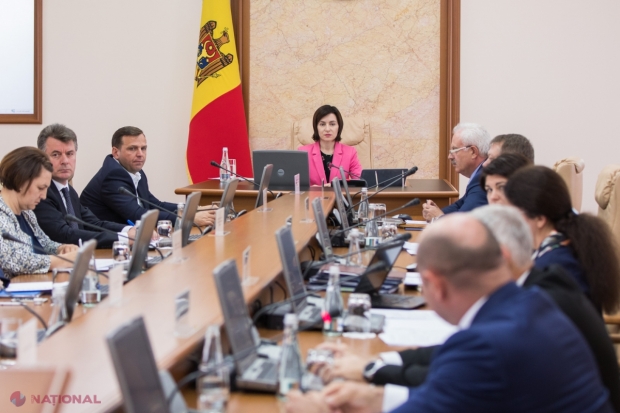 FOTO // Cum a venit ministrul Năstase îmbrăcat la ședința Guvernului: Uniformă personalizată. Maia Sandu: „M-ați SPERIAT”