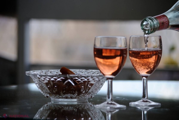 FOTO // Cu cât s-a vândut cea mai SCUMPĂ STICLĂ de vin din lume