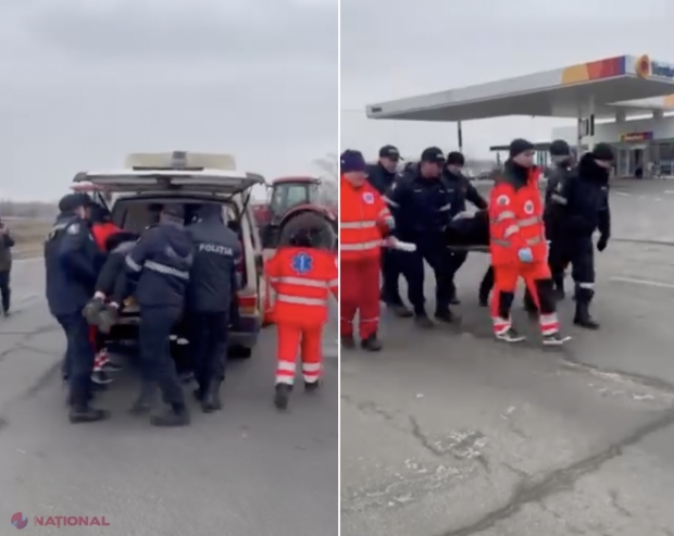 VIDEO // Incident MAJOR la vama Leușeni, după ce fermierii au blocat drumul. O ambulanță nu a putut ajunge la un bărbat cu probleme cardiace din cauza tractoarelor parcate în mijlocul drumului. Pacientul a fost cărat cu brancarda un km