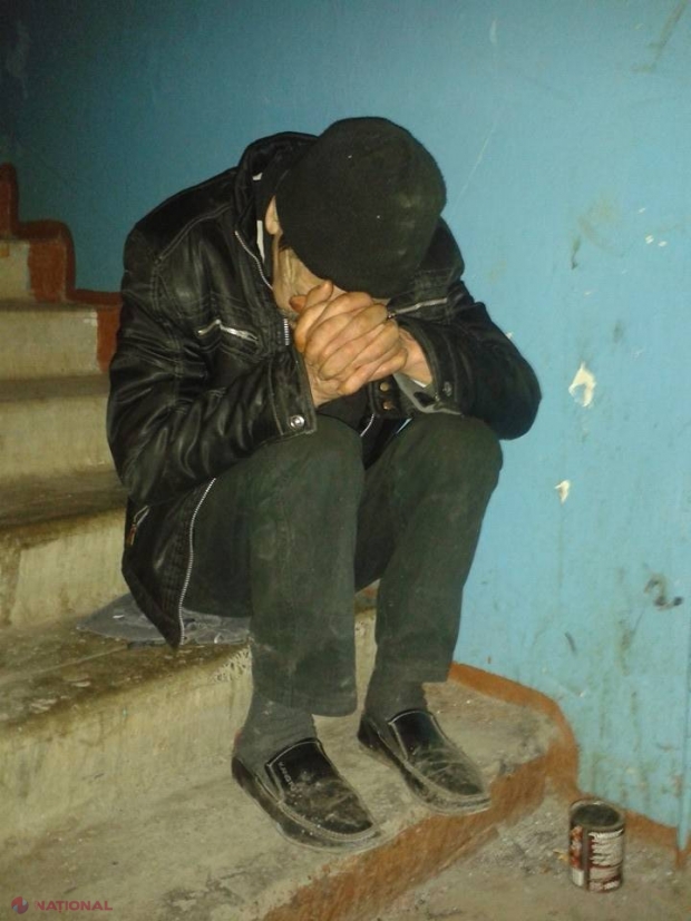 DESTIN // Un bărbat stă non-stop sub ușa unui apartament din Chișinău. A crescut cinci copii, care l-au dat afară din propria casă