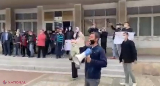 VIDEO // Provocări în timpul vizitei Maiei Sandu la Edineț? Câțiva tineri cu MĂȘTI și glugi pe cap au scandat împotriva șefului statului, iar media LOIALĂ socialiștilor era acolo să filmeze