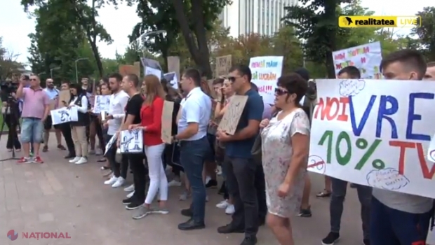 VIDEO // Angajații din domeniul HoReCa protestează în fața Parlamentului, nemulțumiți de intenția guvernării de a dubla TVA-ul