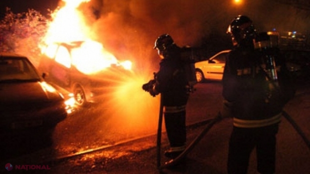 VIDEO // Un „Range Rover” și un „Hyundai”, făcute SCRUM noaptea trecută în Chișinău: Pompierii presupun că focul a fost pus de o mână criminală