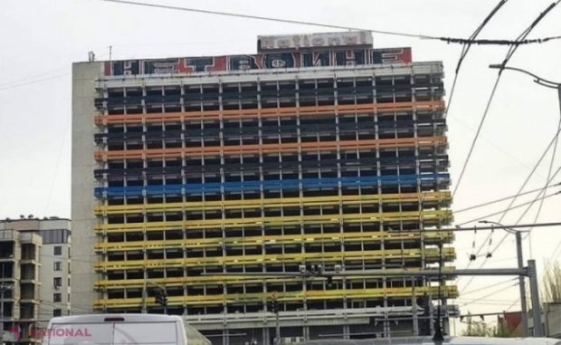 Ministra Revenco, BLAMATĂ, după ce hotelul „NAȚIONAL” a fost colorat în simbolurile RĂZBOIULUI. „Dacă nu vor fi AMENDAȚI cei care vor purta această panglică, să nu ne mirăm că toate secăturile își vor șterge picioarele de acest stat”