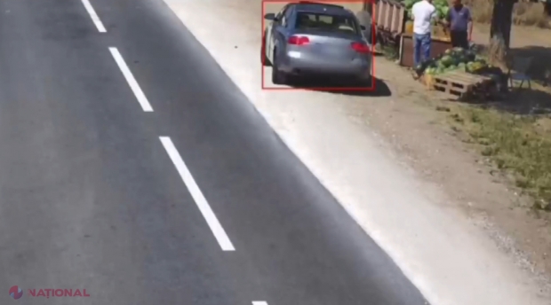 VIDEO // Un ins ce punea în circulație dolari FALȘI s-a dat de gol după ce a cumpărat harbuji de pe marginea drumului. Fermierul înșelat l-a dat pe mâna Poliției când a constatat că bancnota de 100 de dolari pe care a primit-o era falsă