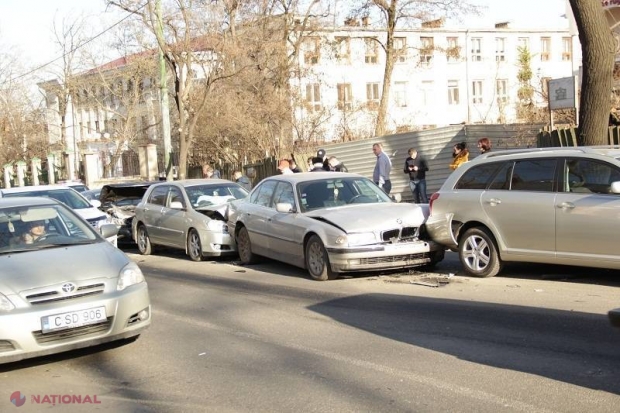 FOTO // ACCIDENT în lanț pe șoseaua Hâncești din capitală