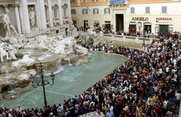 Fontana di Trevi din Roma, redeschisă publicului după lucrări de restaurare înaintea jubileului din 2025