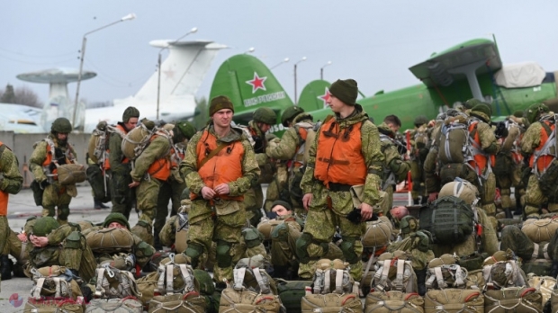 Rusia ar menţine aproximativ 100 000 de militari în apropierea frontierei cu Ucraina