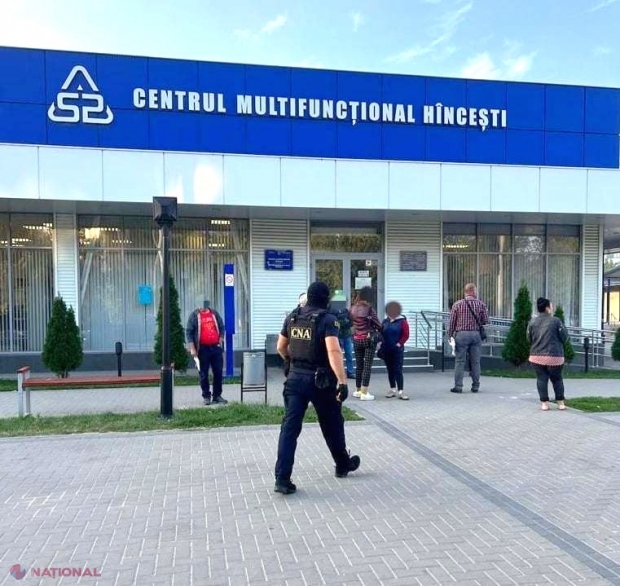 VIDEO // Un angajat ASP și doi complici, luați pe sus la Hâncești. Suspecții mediau, în schimbul unor sume mari de bani, eliberarea permiselor de conducere. În birourile și la domiciliile acestora au fost găsiți peste 40 000 de euro