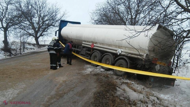 Situație PERICULOASĂ la Sângerei: Un camion cu 26 de tone de petrol a derapat de pe traseu