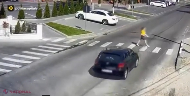 VIDEO // O adolescentă de 16 ani, LOVITĂ în plin pe trecerea de pietoni de un automobil, s-a RIDICAT și a încercat să-și strângă lucrurile de pe stradă. Șoferul a venit la pas să vadă ce s-a întâmplat