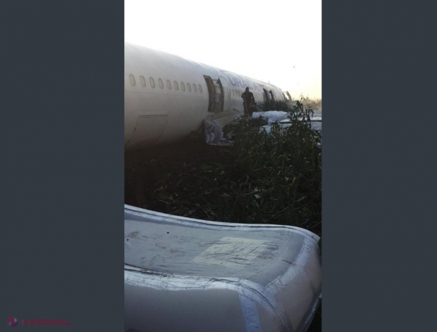 VIDEO // Un avion cu 234 de persoane la bord a aterizat forţat pe un câmp, lângă un aeroport din Moscova: Momentul în care avionul atinge solul 