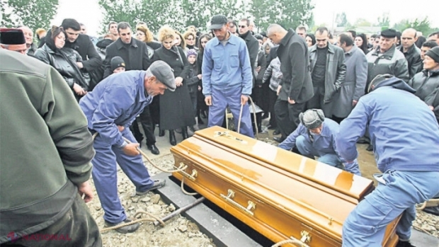 Oamenii au FUGIT de la înmormântare, după ce au venit mascații