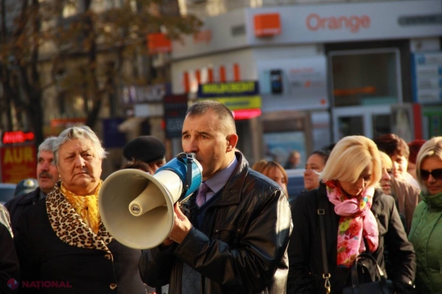 FOTO // Protest cu o LADĂ DE GUNOI în fața Primăriei Chișinău. Protestatarii, gata să îl ARUNCE pe Chirtoacă