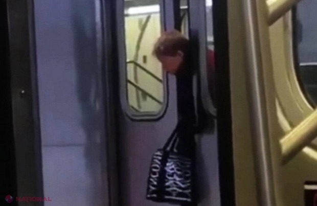 VIDEO // O femeie a rămas prinsă cu capul între ușile metroului. Reacțiile celorlalți călători depășesc imaginația