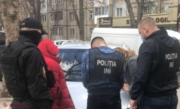 Chișinău: Bărbat deposedat de actele de identitate și ȘANTAJAT să dea bani de către un administrator al unei companii de taxi și un taximetrist  