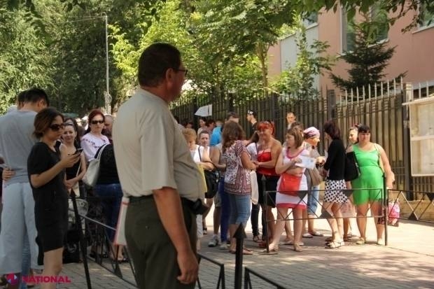 Bătaie ACERBĂ pentru un loc de studii în România: Bucureștiul ÎNJUMĂTĂȚEȘTE numărul de burse la universitățile și liceele de peste Prut pentru tinerii din R. Moldova