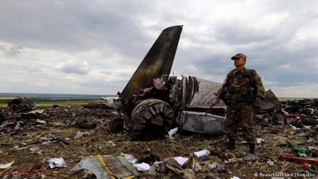 Încă un avion ucrainean DOBORÂT de separatişti. Nouă oameni au murit