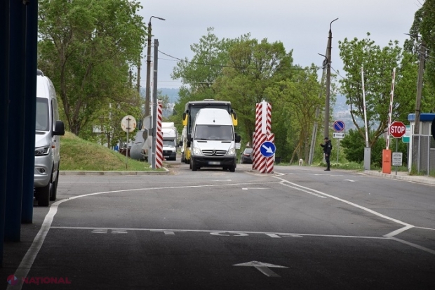 S-a pornit să ducă pasageri peste hotare fără a deține licența necesară și a încercat să mituiască polițiștii de frontieră atunci când i-au cerut actele: Un bărbat din Chișinău riscă pușcărie