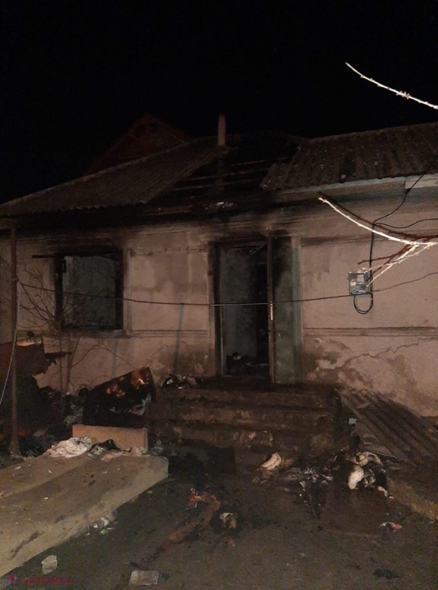 FOTO // O mamă cu trei băieței mici din Durlești au rămas pe drumuri, după ce casa în care locuiau a ars astă-noapte 